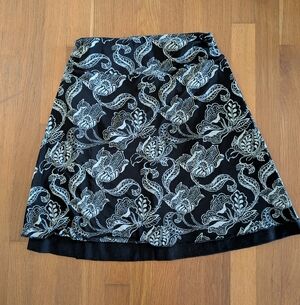 Reversible 🖤🤍 Black and White Paisley Patterned Skirt